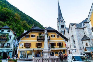 Hallstatt, Avusturya - 29 Ağustos 2018: kasaba meydanında Hallstatt, Avusturya. Hallstatt Avusturya Alplerinde Hallstatter gölde bulunan ve Unesco Dünya Mirası bölgeye göre terfi tarihi köydür.