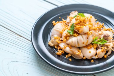 Kızarmış kalamar ya da tabakta sarımsak olan ahtapot.