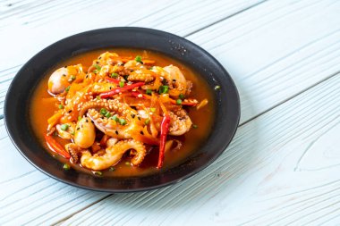 tavada kızartılmış ahtapot veya kalamar ile Kore baharatlı hamur (osam bulgogi) - Kore Gıda tarzı