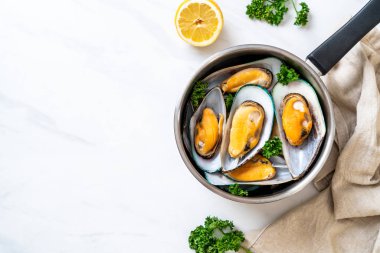 deniz ürünleri midye maydanoz ve limon ile