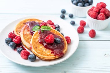 Taze ahududu ve yabanmersinli gözleme.