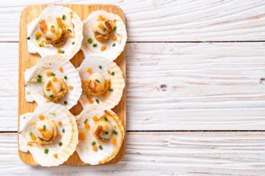 Kızarmış deniz tarağı, tereyağı ve sarımsak.