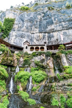 St. Beatus mağara ve şelaleler Thunersee, Sundlauenen İsviçre yukarıda.