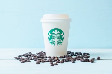 Bangkok, Tayland - 5 Haziran 2018: Beyaz kahve fincanı Starbucks logosu üzerinde tahta arka plan ile. Starbucks dünyanın en büyük kahve evi 61 ülke içinde 20.000'den fazla mağaza ile mi.