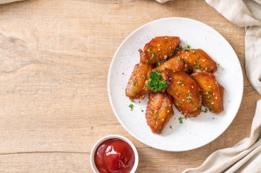 Beyaz susamlı ızgara tavuk kanadı.