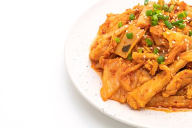 Beyaz arka plan üzerinde - Kore yemeği stil izole kimchi ile tavada kızartılmış domuz eti