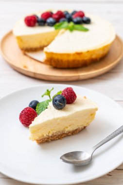 Ev yapımı cheesecake taze ahududu ve yaban mersini ile
