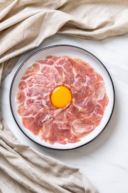 taze dilimlenmiş domuz ham yumurta pişirme veya shabu shabu ve sukiyaki yapma ile