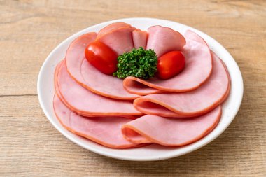 tabağa dilimlenmiş jambon füme