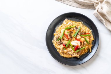 Karıştırılmış kalamar ya da tuzlu yumurtalı ahtapot - Asya deniz ürünleri tarzı