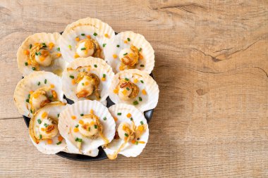 Kızarmış deniz tarağı, tereyağı ve sarımsak.