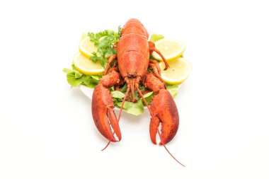 Beyaz arka planda taze haşlanmış sebze ve limonlu ıstakoz.