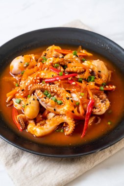 tavada kızartılmış ahtapot veya kalamar ile Kore baharatlı hamur (osam bulgogi) - Kore Gıda tarzı