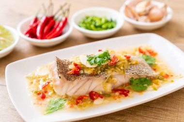 Kireç soyunma - orfoz balığı fileto Chili Lime Soslu buğulama Asya gıda tarzı