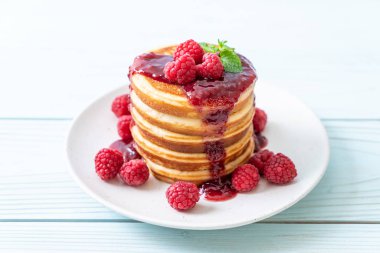 Taze ahududu ve frambuaz sos ile gözleme