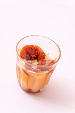 Tay çay buz küpü ile ahşap arka plan üzerinde süt