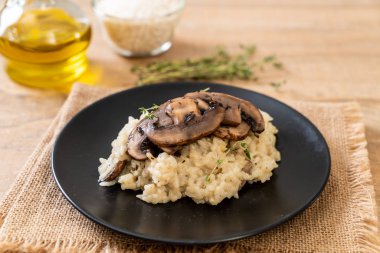 Mantar ve peynir ile ev yapımı risotto