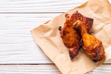 Masada ızgara ve ızgara tavuk.