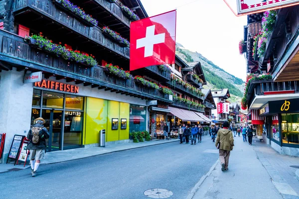Zermatt Switzerland Aug 2018 Туристы Улице Вид Старый Город Церматт — стоковое фото
