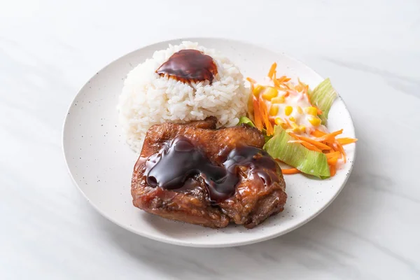 Ayam Panggang Dengan Saus Teriyaki Dan Nasi Dan Salad — Stok Foto