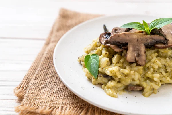 Hausgemachtes Pilzrisotto Mit Pesto Und Käse — Stockfoto