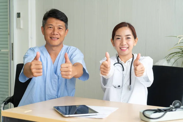 Patient Âgé Asiatique Consultation Avec Médecin Exercice Point Mire Sélectif — Photo
