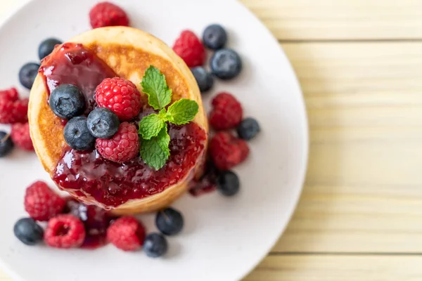 Crêpe Soufflée Aux Framboises Bleuets Frais — Photo