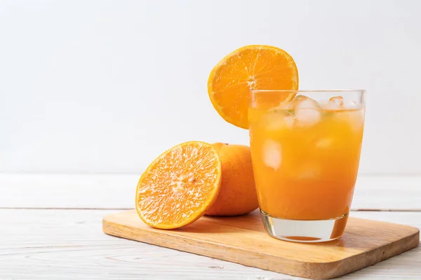 Стакан Апельсинового Сока Льдом — стоковое фото