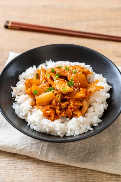 Carne Cerdo Salteada Con Kimchi Sobre Arroz Rematado Estilo Coreano —  Fotos de Stock