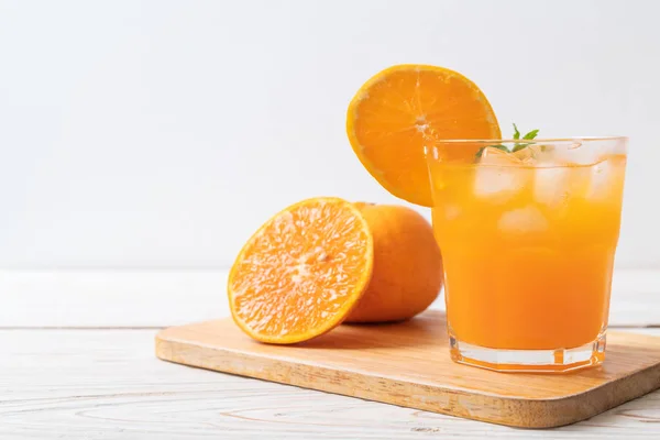 Sklenice Pomerančového Džusu Ledem — Stock fotografie