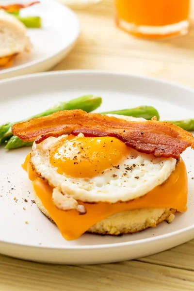 Oeuf Frit Avec Bacon Fromage Sur Crêpe Pour Petit Déjeuner — Photo