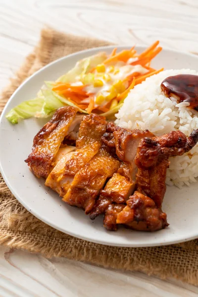 구운된 닭고기 소스와 라이스와 샐러드 — 스톡 사진