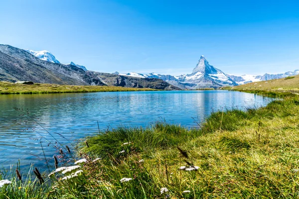 洛文兹 麦特洪与 Stellisee 湖在瑞士的策尔马特 — 图库照片