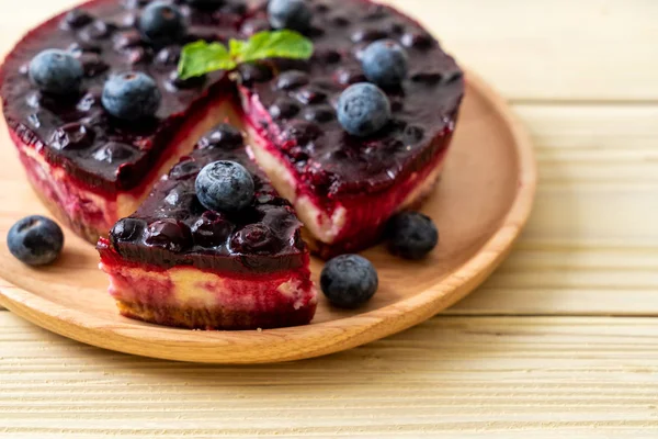 Hausgemachter Blaubeerkäsekuchen Auf Holz Hintergrund — Stockfoto