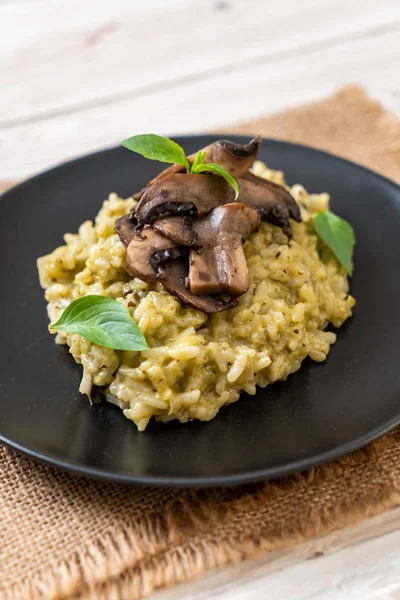 Pesto ve peynir ile ev yapımı Mantarlı Risotto