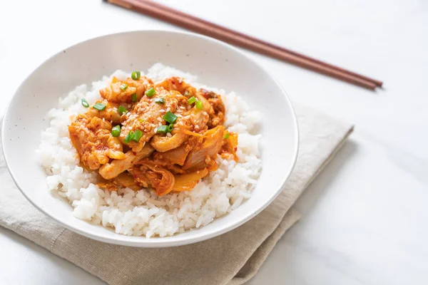 Stekt Fläsk Med Kimchi Toppat Ris Koreansk Matstil — Stockfoto