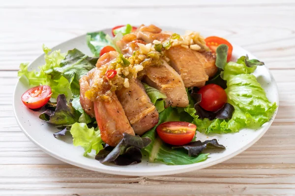 ızgara tavuk salata sebze - sağlıklı gıda tarzı ile