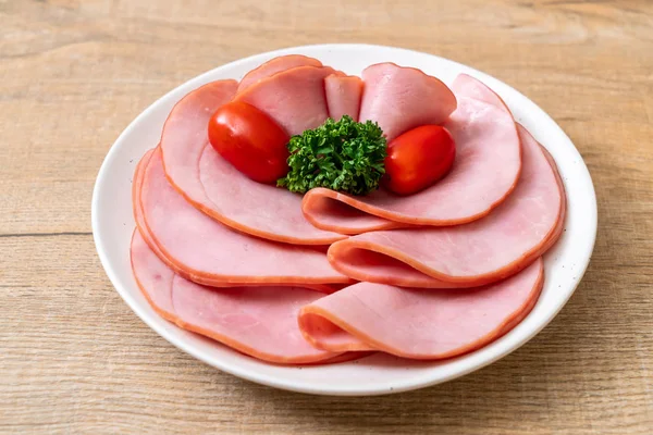 tabağa dilimlenmiş jambon füme