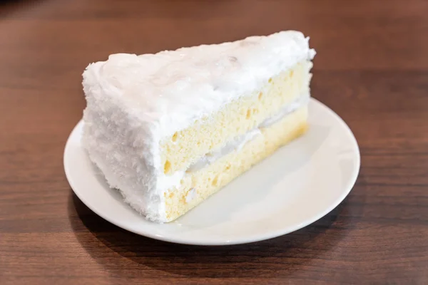 Кокосовый Торт Белой Тарелке — стоковое фото