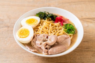 domuz eti ve yumurta - Japon tarzı ile TONKOTSU ramen erişte