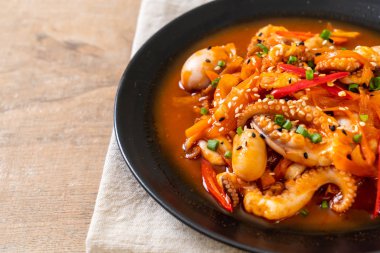 tavada kızartılmış ahtapot veya kalamar ile Kore baharatlı hamur (osam bulgogi) - Kore Gıda tarzı