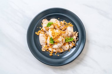 Kızarmış kalamar ya da tabakta sarımsak olan ahtapot.