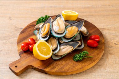 malzemelerle ahşap tahta üzerinde taze midye