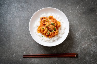Pirinçli kimchi ve domuz kızartması. Kore usulü.