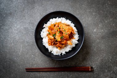 Pirinçli kimchi ve domuz kızartması. Kore usulü.