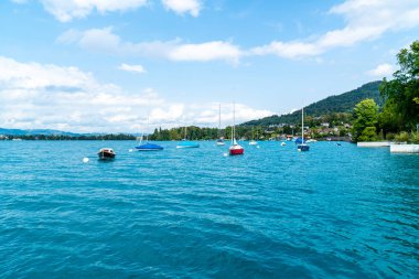 İsviçre dağ ile güzel Thun Gölü