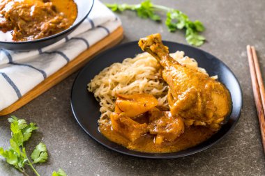 Şehriye - Asya gıda tarzı ile tavuk Massaman köri hamur