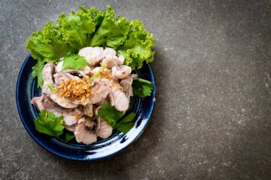 Soslu ve sebzeli haşlanmış balık sosu.