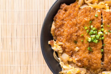Kızarmış domuz pirzolası kasesi (Katsudon) - Japon yemek tarzı