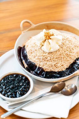 süt çay buz tıraş siyah kabarcık ve siyah çim jöle Cafe